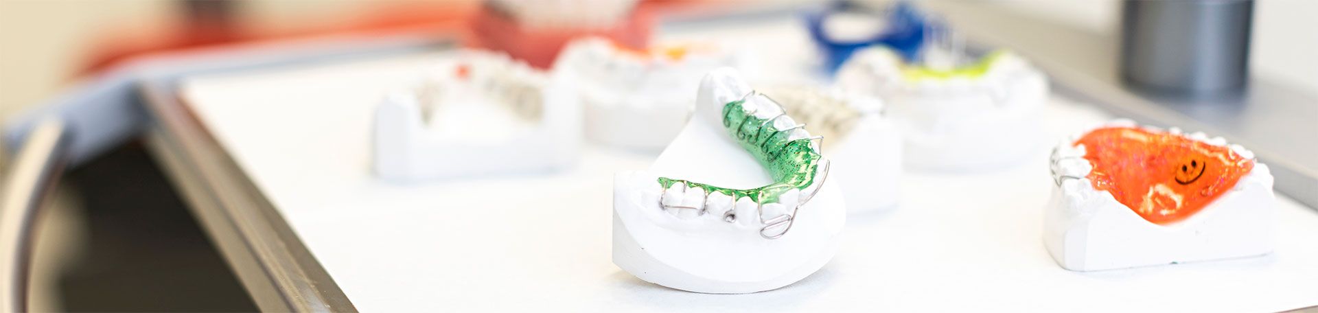 Illustrationsfoto Kieferorthopädie: Gebisse mit rausnehmbaren Zahnspangen