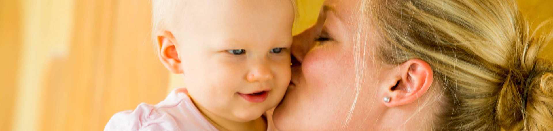 Illustrationsporträt: Mutter küsst Kleinkind auf die Backe