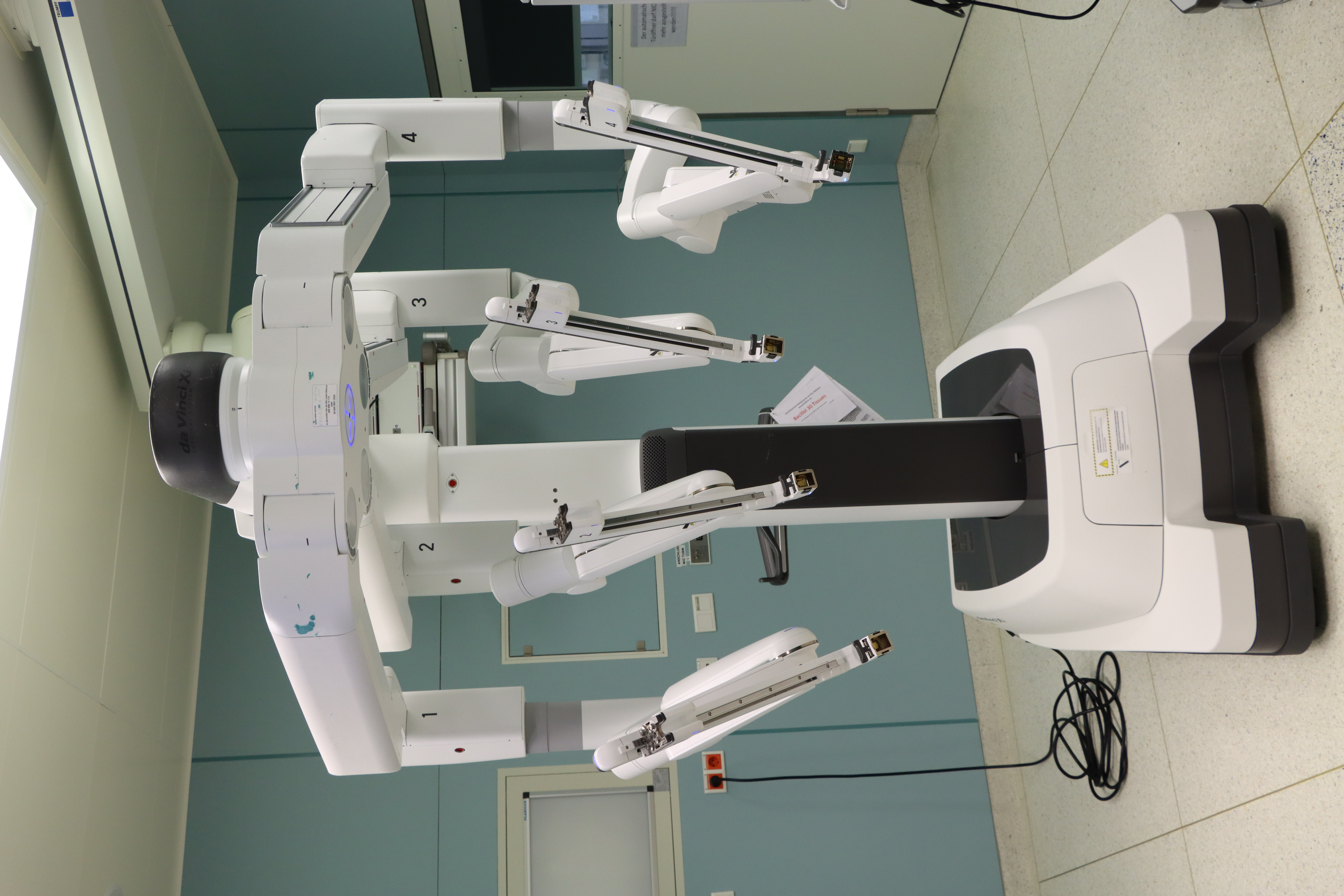 Das Universitätsklinikum Würzburg verfügt nun über einen zweiten Operationsroboter „da Vinci Xi Dual“. Fotos: Annika Wolf / UKW