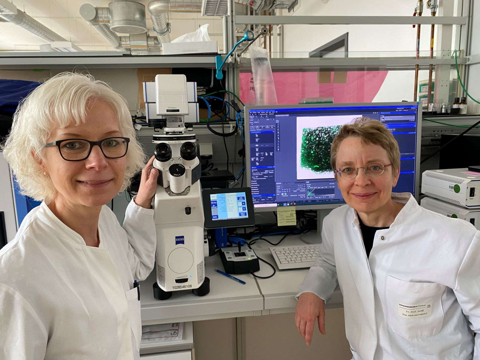 Die beiden Wissenschaftlerinnen Ebert und Jundt im Labor 