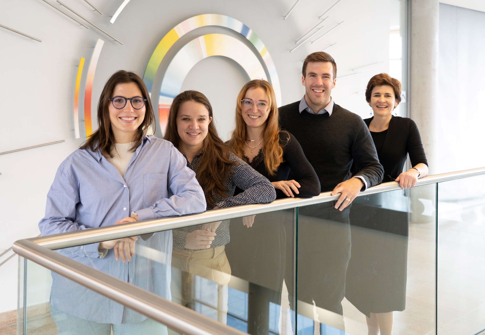 Team Bergmann Die vier Mitarbeiterinnen und der Mitarbeiter stehen nebeneinander im Gang des Zentrums für Innere Medizin.