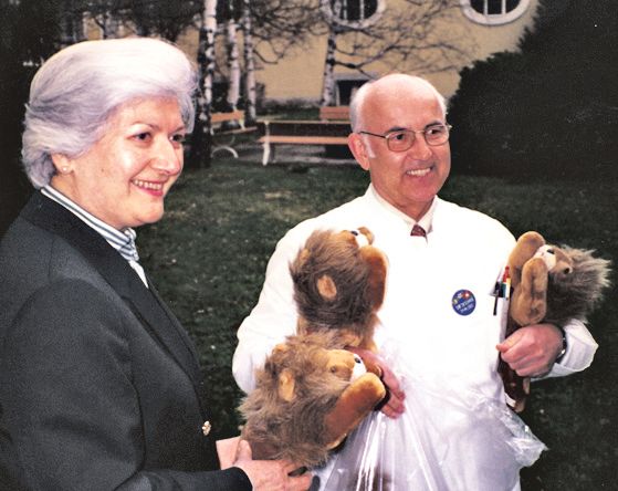 Christiane Herzog steht neben Herrn Prof. Jeschke anno 1997.