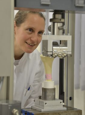 Foto zeigt die Ärztin als Ingenieurin