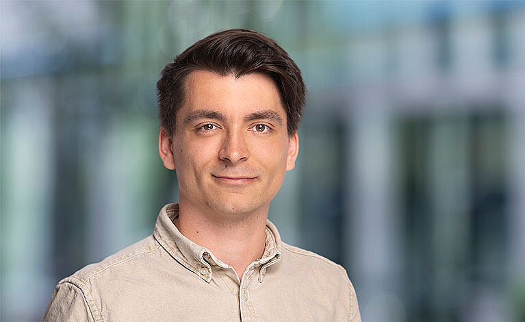 Portraitfoto von Tobias Guldner