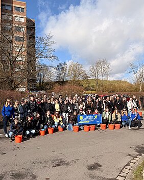 Azubis gestalten Zukunft - Müllsammelaktion am UKW © Kim Sammet / UKW