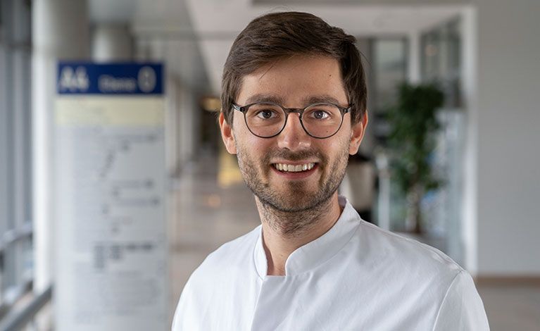 Portraitfoto von Dr. med. Simon Kloock