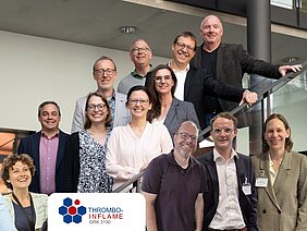 Die Collage zeigt die Forschenden auf einer Treppe, vorne sind vier freigestellte Personen eingefügt und das Logo des Graduiertenkollegs.