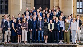 Gruppenfoto von Referentinnen und Referenten sowie Sitzungsleiterinnen und -leiter des 7. Würzburger Myelom-Workshops vor einem Gebäude..