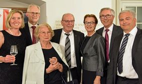 Gruppe bei der Jubiläumsfeier im Toscana-Saal der Würzburger Residenz