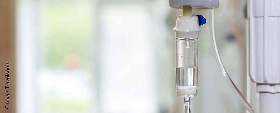 Ein Tropf mit klarer Flüssigkeit am Krankenbett