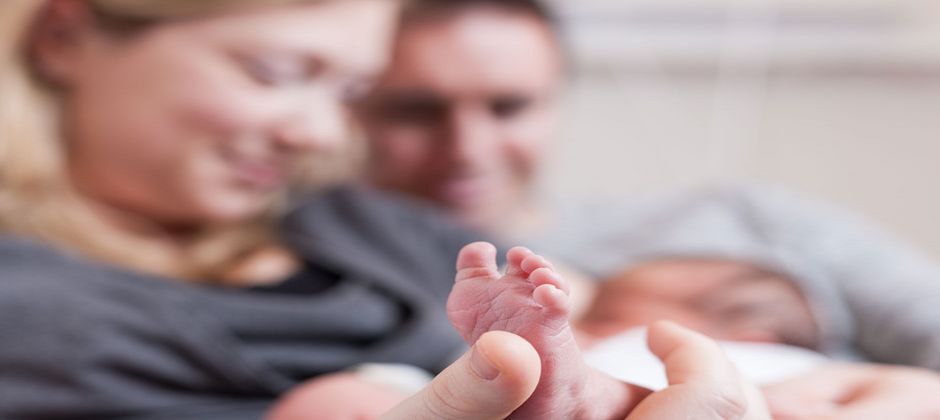 Möglichst viel körperliche Nähe zwischen den Eltern und dem frühgeborenen Kind zählt zu den Behandlungskonzepten der Würzburger Universitäts-Kinderklinik.