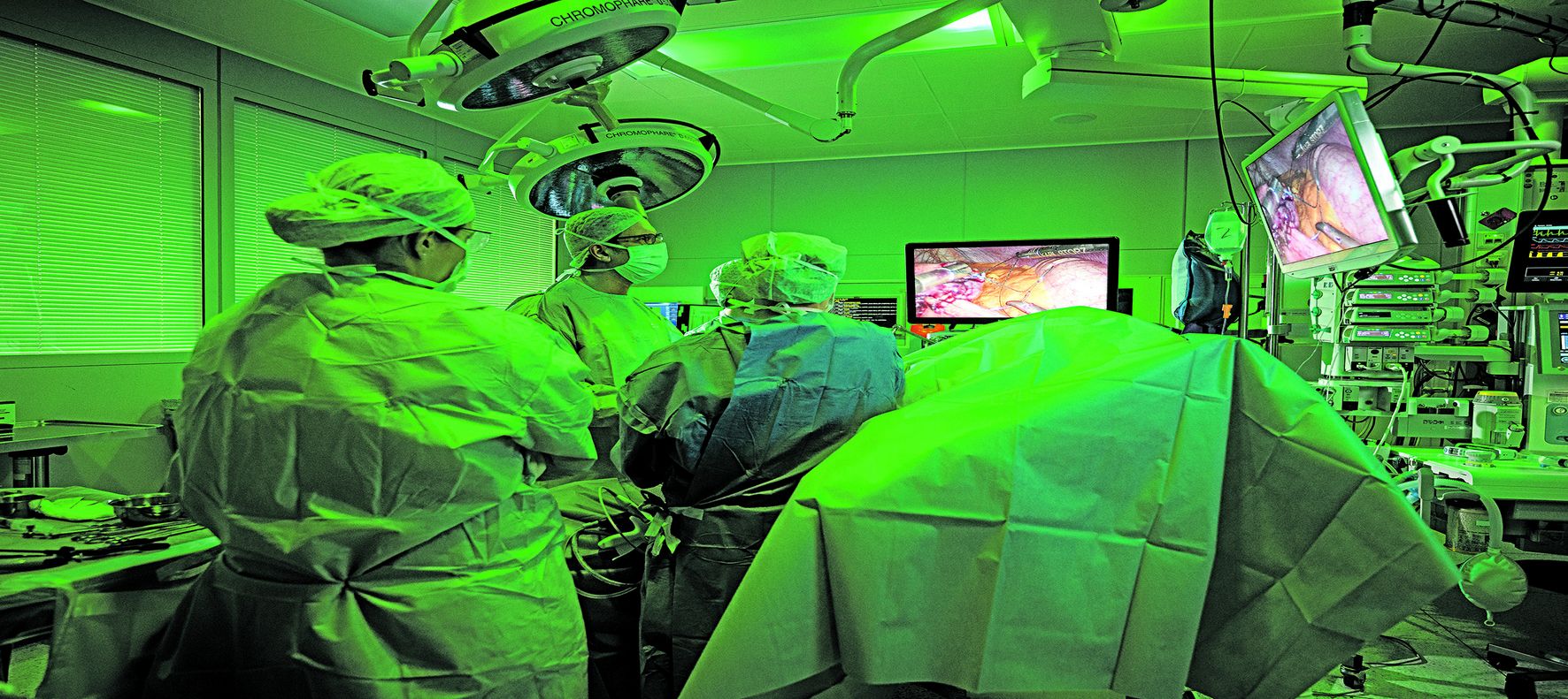 Das Bild zeigt Florian Seyfried und Team bei einer Operation. 