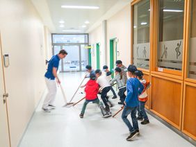 Kinder beim Hockeyspiel