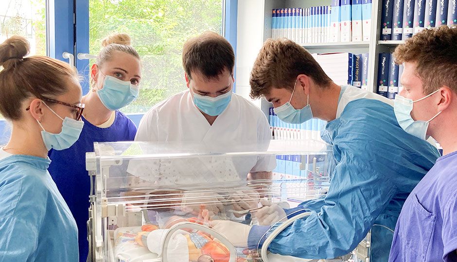 Pflegekräfte am Inkubator