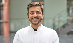 Thamer Al Hamad. Foto: Hermann Mareth/UKW Portraitfoto von Thamer Al Hamad
