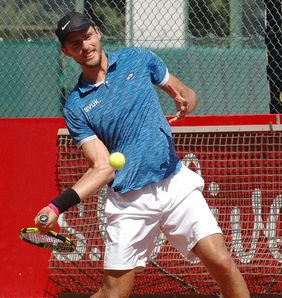 Typische Verletzungen beim Tennis betreffen Schulter, Handgelenk und Ellenbogen.  Bild: Kirsten Mittelsteiner / Uniklinikum Würzburg
