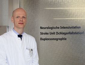 Prof. Dr. Karl Georg Häusler vor dem Eingang der Stroke Uni am UKW