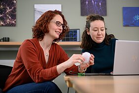 Die beiden Forscherinnen vorm PC in der Küche der Klinischen Neurobiologie. 