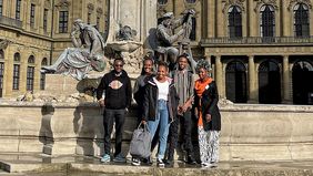 Die Austauschstudierenden aus Mwanza bei einem Rundgang durch Würzburg am Frankoniabrunnen vor der Residenz. 