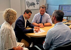 Gemeinsam Orientierung geben (von links): CI-Trägerin Karola Bicking, PD Dr. Johannes Völker und Philipp Trabert sprechen mit einem Interessenten über Chancen, Grenzen und den weiteren diagnostischen Weg einer möglichen CI-Versorgung.  Foto: A. Trabert