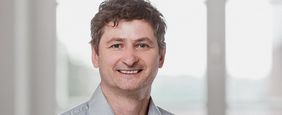 Jörg Vogel ist Direktor des Instituts für Molekulare Infektionsbiologie (IMIB) der Universität Würzburg und geschäftsführender Direktor am Helmholtz-Institut für RNA-basierte Infektionsforschung (HIRI).