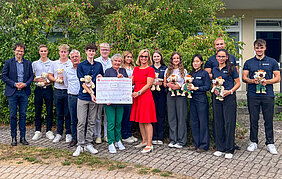 Vertreter der Autohaus-Rhein-Gruppe, der Elterninitiative Regenbogen und der Uni-Kinderklinik bei der Scheckübergabe