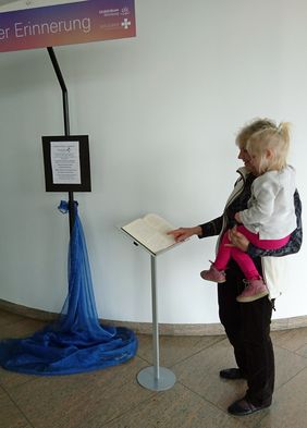 Frau vor dem Anliegenbuch