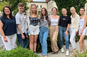 Prof. Dr. Sarah König vom Lehrstuhl Medizinische Lehre und Ausbildungsforschung der Uni Würzburg (links) mit den ukrainischen Studierenden des Sommerpraktikums.