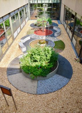 Der Sinnesgarten im Innenhof der Psychiatrischen Klinik des Uniklinikums Würzburg am Margarete-Höppel-Platz ist ein Wohlfühlort mit therapeutischem Anspruch.