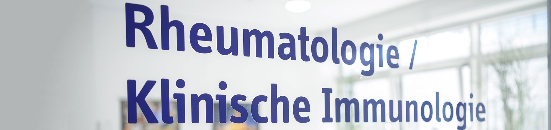 Illustrationsbild: Aufschrift Rheumatologie und klinischen Immunologie auf Glastür zum Eingang der Abteilung