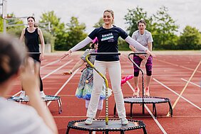 Zahlreiche Sport- und Bewegungsangebote konnten ausprobiert werden, auch Gesundheitsministerin Judith Gerlach nutzte begeistert das Angebot. Foto: UKW / Benedikt Knüttel