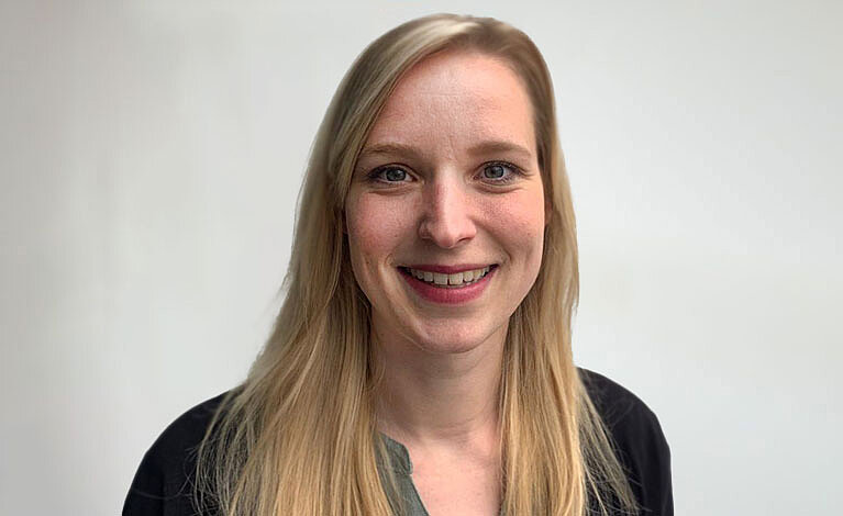 Porträtfoto von Jasmin Sauer