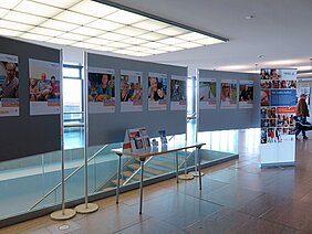 Im Zentrum für Operative Medizin des Uniklinikums Würzburg verdeutlicht eine Ausstellung die Lebenssituation von Menschen, die auf ein Spenderorgan warten.