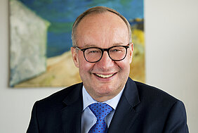 Prof. Dr. Hermann Einsele, Direktor der Medizinischen Klinik II am UKW, wurde nun als Mitglied in die Bayerische Akademie der Wissenschaften aufgenommen. Foto: UKW