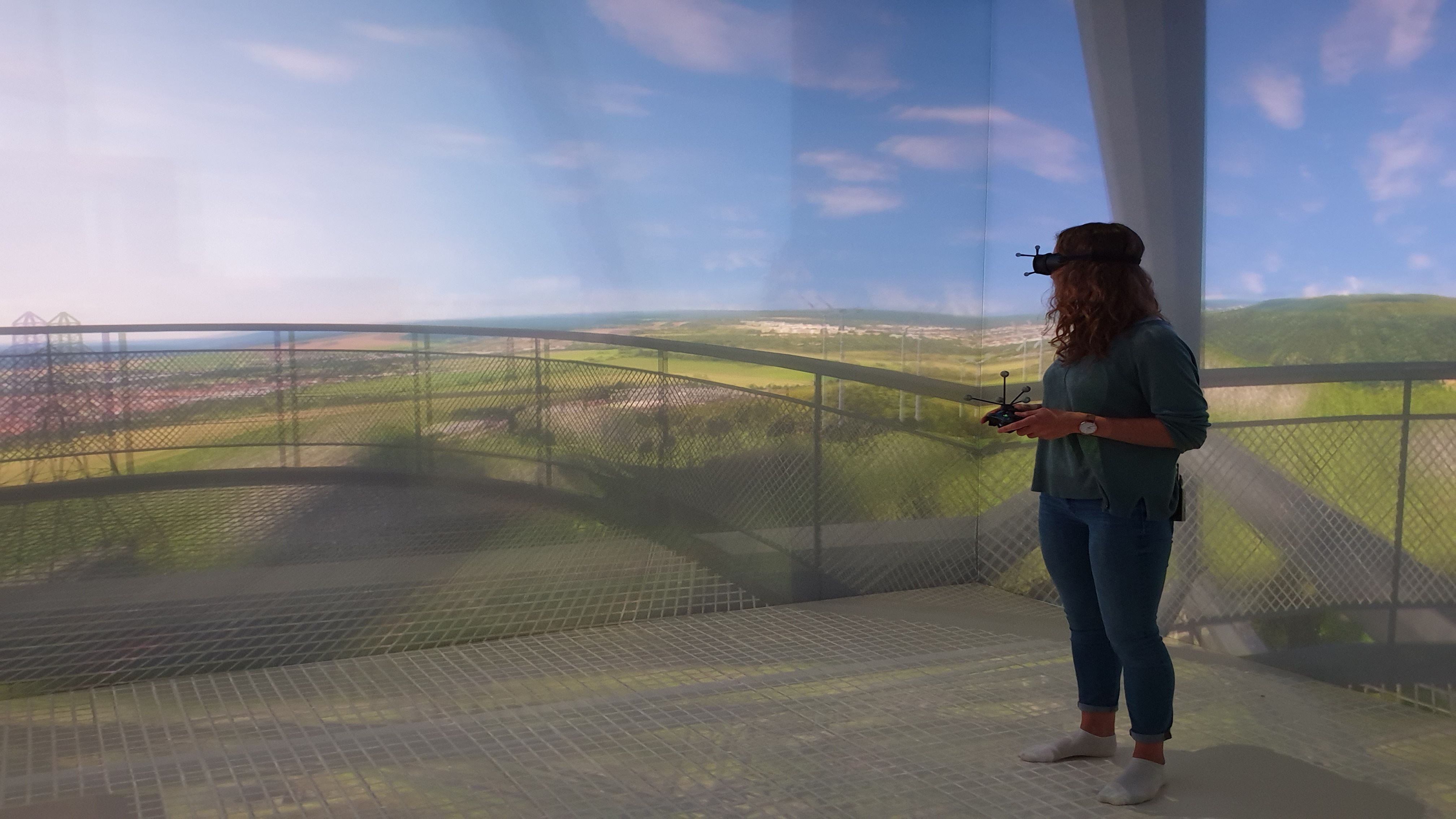 Das Bild zeigt ein Training mit Virtueller Realität im CAVE, dem 3D Multisensoriklabor des Lehrstuhls für Psychologie.