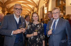 Eva-Maria Schwienhorst-Stich mit dem Dekan der Medizinischen Fakultät, Matthias Frosch (l.), und dem Preisstifter, Ferdinand Fürst zu Castell-Castell.