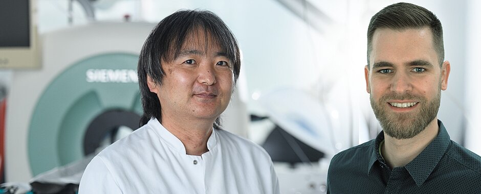 Collage von Takahiro Higuchi vor Bildgebungsgerät, daneben ein freigestelltes Porträt von Benjamin Heil