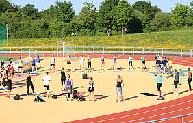 Sportgruppe beim Trainieren