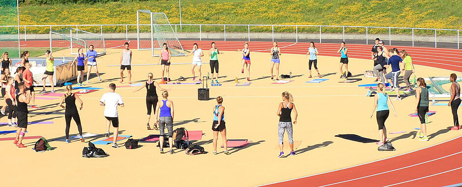 Sportgruppe beim Trainieren