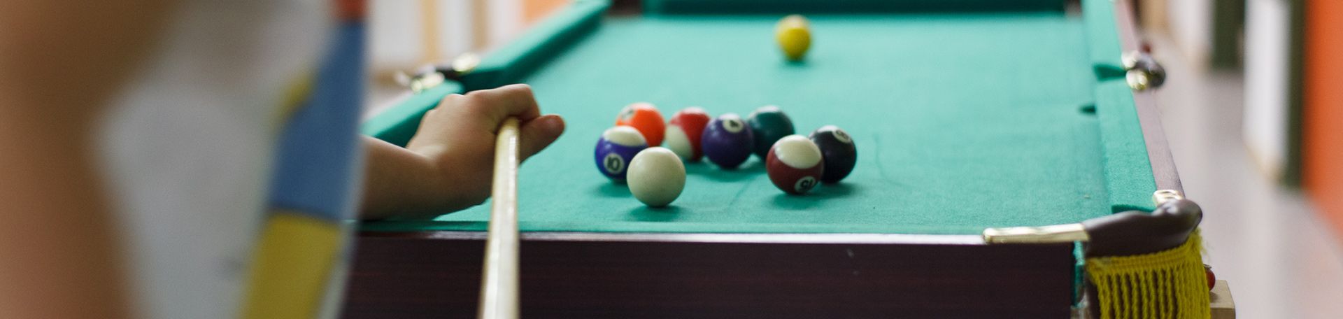 Jugendliche spielen Billiard