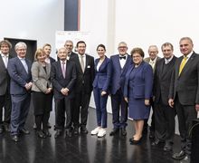 Viel Prominenz fand sich bei der Festveranstaltung ein - Gruppenbild