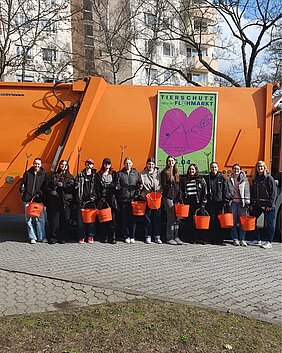 Azubis gestalten Zukunft - Müllsammelaktion am UKW © Eva Riedel / UKW