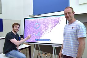 Bild Philipp Sodmann (links) und Matthias Griebel entwickeln ein Deep-Learning-Modell