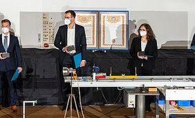 Bild zeigt Dr. Judith Gabel und Dr. Christoph Thomas Fleckenstein (Mitte)