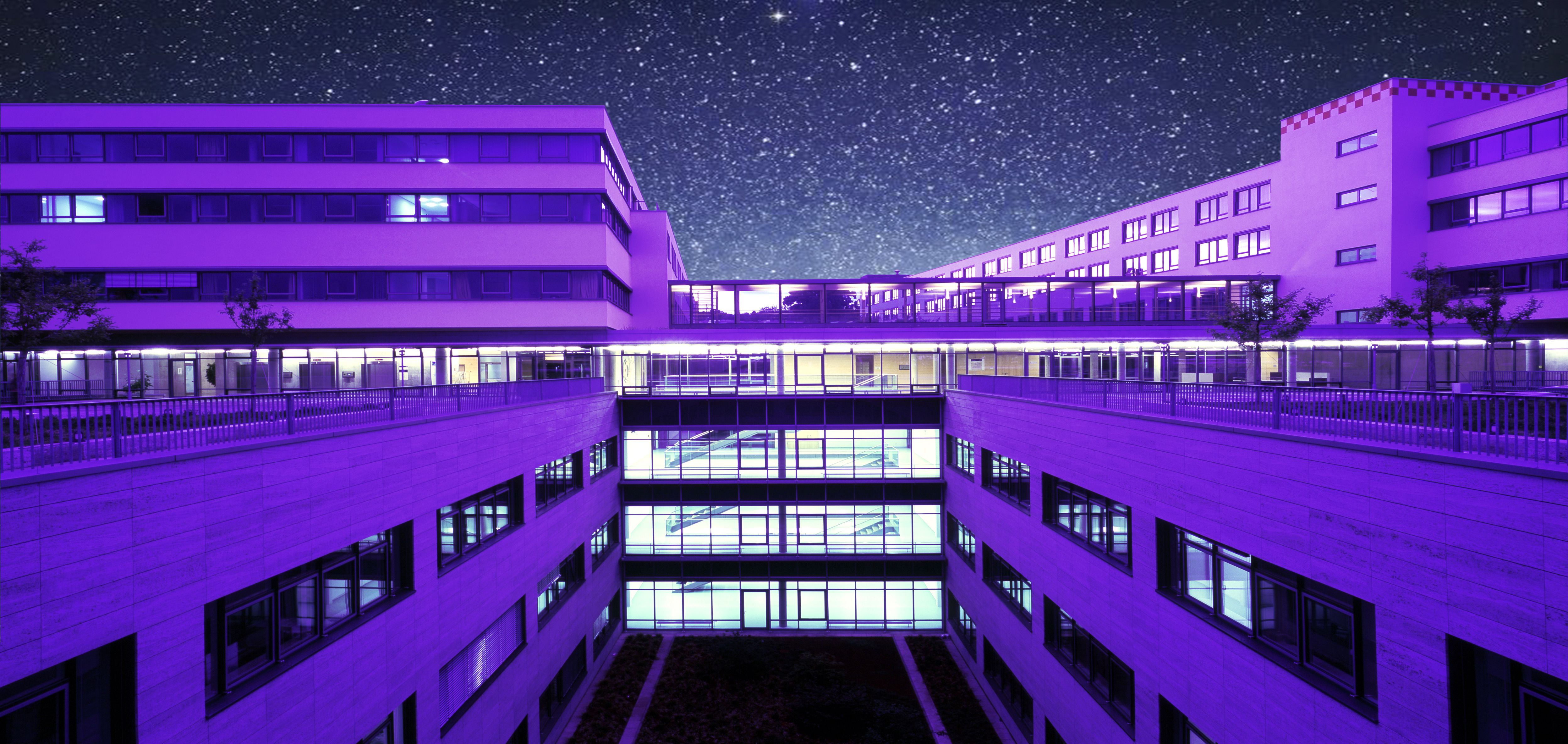 Das Zentrum für Operative Medizin wird violett beleuchtet 