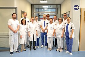 Studienteam im Klinikflur mit weißen Kittel und Kasacks 