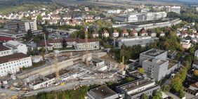 Die Bohrpfahlwand ist weithin sichtbar und ein anspruchsvolles Ingenieurbauwerk. Sie dient während der Bauzeit zur Sicherung der bis zu 15 Meter tiefen Baugrube.