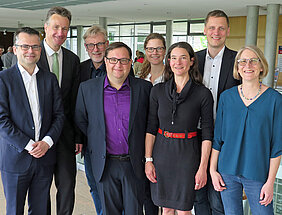 Von links: Prof. Dr. Elion Hoxha und Prof. Dr. Andreas Geier, die Leiter der Nephrologie und der Hepatologie am Uniklinikum Würzburg, mit den Vortragenden der Jubiläumsfeier: Prof. Dr. Kai Lopau, Dr. Dominik Schmitt, Dr. Johanna Wagner, Dr. Anna Laura Herzog, Prof. Dr. Johan Lock und Franziska Liebhardt. Foto: UKW / Helmuth Ziegler