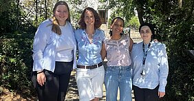 Das Projektteam bestehend aus den beiden Projektleiterinnen mit ihren beiden PhD-Studentinnen im Freien. 