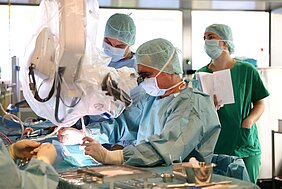 Prof. Dr. Kristen Rak, Leitender Oberarzt des Hörzentrums, beim Eingriff in der HNO-Klinik des UKW am 29. September. Die Patientin ist nun weltweit der erste Mensch, der auf beiden Ohren mit einem solchen CI-System versorgt ist. Foto: UKW / Kim Sammet